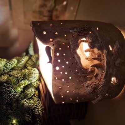 Lampada presepe in terracotta dipinta.